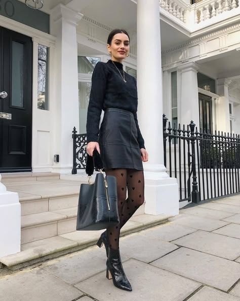 Leather mini skirt + black turtleneck + tights + Chelsea boots Leather Mini Skirt Outfit, Rok Outfit, Outfit Elegantes, Leather Skirt Outfit, Mode Casual, Black Leather Skirts, Black Turtleneck, All Black Outfit, Leather Outfit