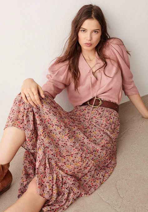 Floral Skirt Outfits, Rok Midi, Editors Note, Long Floral Skirt, Looks Country, Flowing Fabric, Tiered Midi Skirt, Buy Skirts, Spring Summer Trends