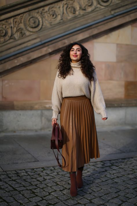 Brown Leather Pleated Skirt, Brown Skirt With Boots, Brown Pleated Skirt Outfit Winter, Brown Leather Pleated Skirt Outfit, Brown Leather Midi Skirt Outfit, Copper Skirt Outfit, Leather Brown Skirt Outfit, Long Brown Leather Skirt Outfit, Brown Skirt Winter Outfit