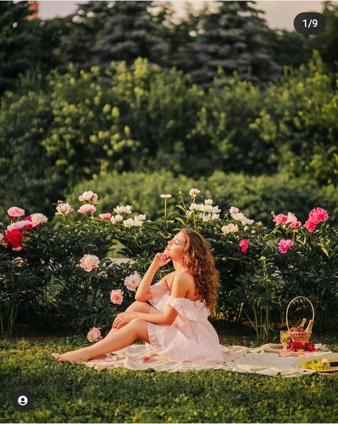 Picnic Photo Shoot, Picnic Photography, Senior Photoshoot Poses, Quinceanera Photoshoot, Debut Photoshoot, Outdoor Portrait Photography, Beautiful Photoshoot Ideas, Spring Photoshoot, Flower Photoshoot