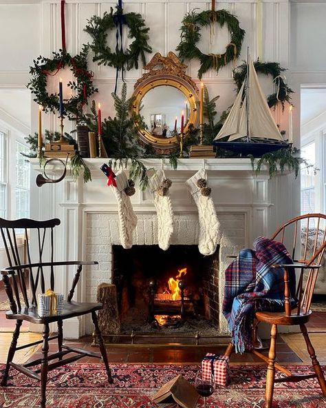 New England Christmas Aesthetic, Coastal Christmas Aesthetic, New England Christmas Decor, Colonial Christmas Decorating, Nantucket Christmas, New England Decor, Cozy Aesthetics, New England Interior, Tiny Cottages