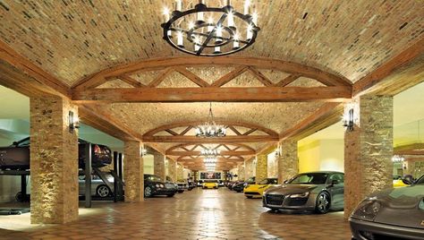 Huge garage with nice expensive cars. Fairy Tale Home, Cars Garage, Luxury Car Garage, Cool Garages, Ultimate Garage, Dream Car Garage, Luxury Garage, Porte Cochere, Tuscan Villa