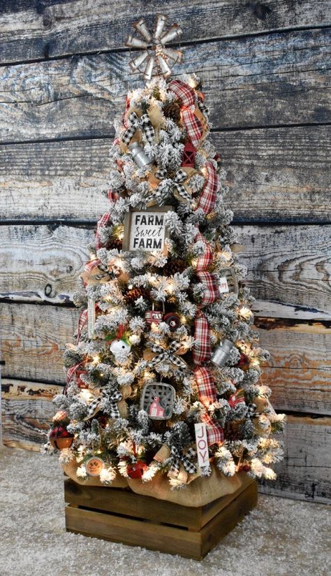 Christmas Tree For Grey Living Room, Ranch Style Christmas Tree, Christmas Farmhouse Tree, Christmas On The Farm Decoration, Farmhouse Christmas Tree Overstock, Rustic Snowman Christmas Tree, Farmhouse Chritmas Tree, Rustic Xmas Tree, Farm Truck Christmas Tree