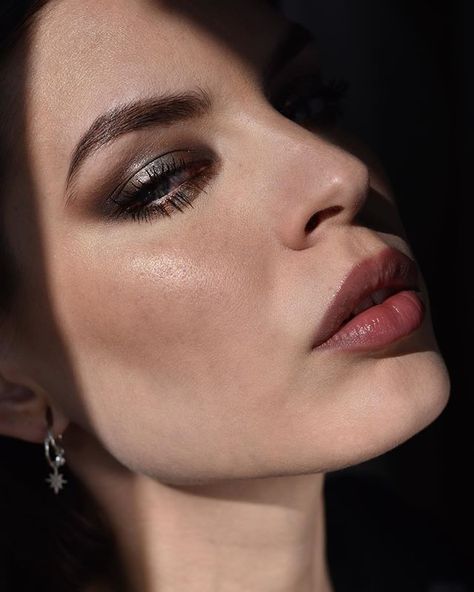 Viola Holmgren в Instagram: «Grunge-y halo eye with the new @nablacosmetics Platinum Cutie Palette 💎» Instagram Grunge, Figure Reference, Make Me Up, Makeup Inspiration, Halo, Platinum, Nose Ring, Makeup, On Instagram