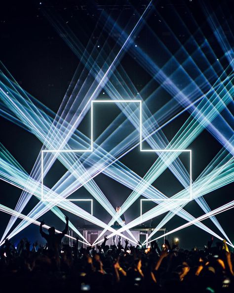 Dj Inspiration, Martin Garrix Show, Stage Lighting Design, Stage Designs, Dj Stage, Electronic Music Festival, Dj Art, Raver Girl, Ultra Music Festival