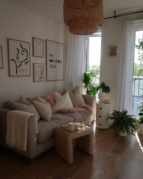 girl apartment inspo 🤍 #apartmenttherapy #apartmentliving #apartmentdecor Living Room Decor Urban, Soft Girl Apartment Aesthetic, Single Girl Apartment Aesthetic, Girls Apartment Aesthetic, Girl House Aesthetic, Cute Girl Apartment, Girl Apartment Living Room, That Girl Apartment, Girl Living Room Ideas Apartment