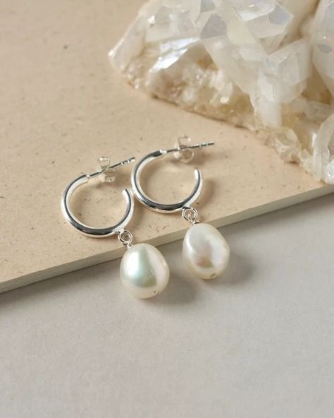 Silver Earrings With Pearls, Minimalist Silver Earrings, Small Pearl Hoop Earrings, Silver Pearl Hoop Earrings, Jewelry Aesthetic Silver, Modern Pearl Jewelry, Silver Pearl Jewelry, Gold Jewelry Outfits, Silver Pearl Earrings