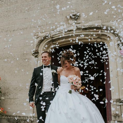 e never get enough confetti!!! I never get enough smile!!! #weddingday #confetti #mariagereim Wedding Ceremony Confetti, Wedding Confetti, Photography Inspo, Getting Married, Confetti, Wedding Ceremony, Wedding Day, Wedding Photography, Wedding Dress