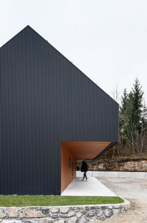 House above the valley by Arhitektura. Photograph by Miran Kambič. Dark House Exterior, House Cladding, Wooden Terrace, Metal Cladding, Dark House, Modern Barn House, Metal Siding, Gable Roof, Timber Cladding