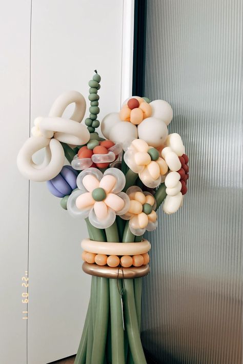 Bouquet Balon, Flower Balloons Diy, Art Balloon, Balloon Bouquet Diy, Flower Gift Ideas, Room Deco, Flower Therapy, Balloon Flowers, Balloon Diy