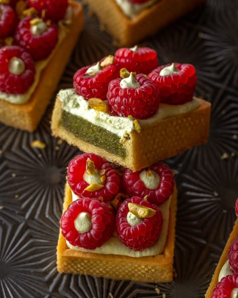 Pistachio Pavlova Recipe, Fancy Tartlets, Pistachio And Raspberry Tart, Pistachio Frangipane Tart, Pistachio Raspberry Tart, Raspberry Pistachio Tart, Pistachio Frangipane, Bavarois Recipe, Raspberry And Pistachio