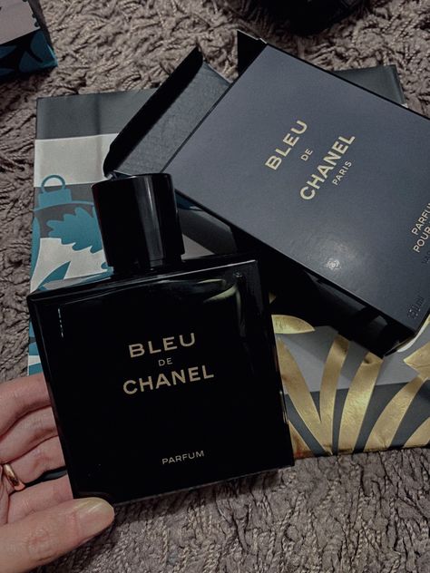 Chanel Bleu Perfume, Hygiene Men, Summer Perfumes, Mens Luxury Accessories, Chanel Bleu, Man Dress Design, Perfume 212, Cologne Collection, Perfume Chanel