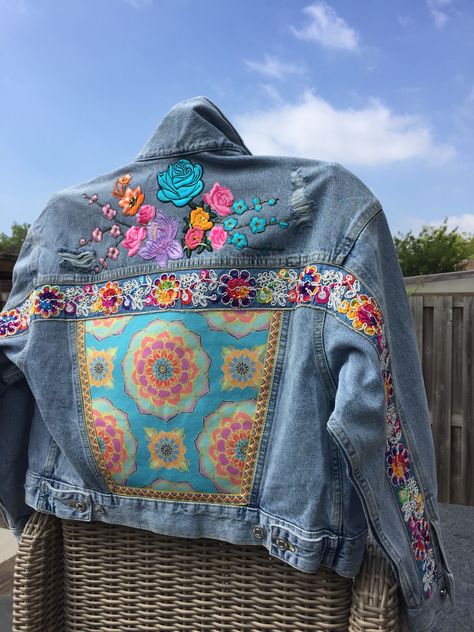 Embellished denim jacket wit flower patches. Denim Jacket Patches Inspiration, Denim Jacket Embellished, Denim Jacket Upcycle Ideas, Jean Jacket Patches Ideas, Diy Denim Jacket Ideas, Denim Jacket Ideas, Denim Jacket Art, Denim Jacket Diy, Boho Denim Jacket