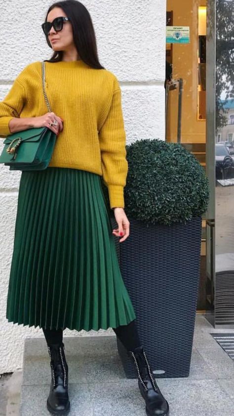 Green Skirt Outfit Casual, Green Pleated Skirt Outfit Winter, Green Pleated Maxi Skirt Outfit, Casual Green Pleated Skirt For Fall, Green Pleated Maxi Skirt For Fall, Green Skirt Outfit Ideas, Green Skirt Outfit, Chic Green Pleated Maxi Skirt, Green Pleated Skirt Outfit