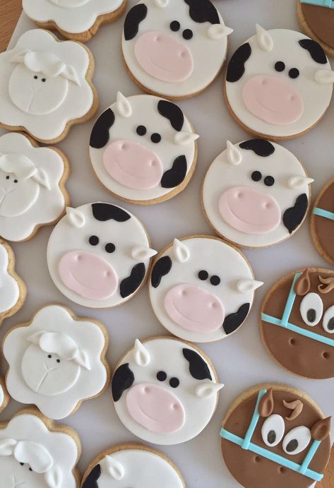 Sheep Cupcakes, Carnival Cakes, Cow Cookies, Animal Birthday Cakes, Farm Animals Birthday Party, Fondant Cupcake Toppers, Cow Face, Sugar Icing, Farm Animal Birthday