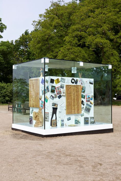 Cube Installation Art, Glass Cube Architecture, Box Installation Art, Glass Box Ideas, Bedouin Decor, Glass Box Architecture, Cube Exhibition, Cube Artwork, Cube Installation