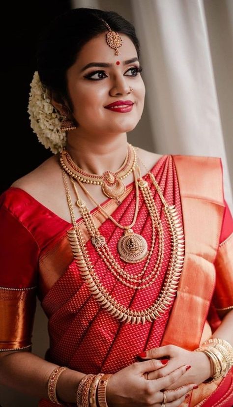 Simple Kerala Bride Jewellery, Kerala Wedding Jewellery Collection, Kerala Hindu Bride Jewellery, Champakali Necklace, Simple South Indian Bride, Kerala Bride Jewellery, Classy Bridal Makeup, South Indian Bridal Makeup, Malayali Bride