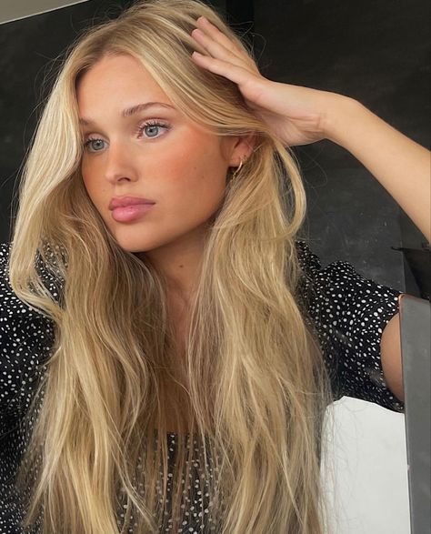 Romee Strijd Hair Blonde, Golden Vanilla Blonde Hair, European Blonde Hair, Soft Honey Blonde Hair, Warm Blonde Hair Color Honey Caramel, Sunny Blonde Hair, Butter Blonde Hair, Gold Blonde Hair, Aesthetic Greek