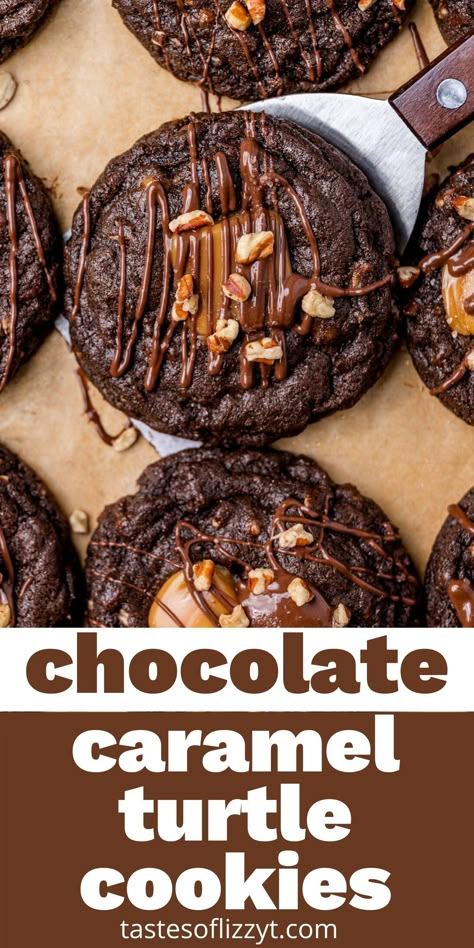 Moist, chewy, and full of chocolate, these Double Chocolate Turtle Cookies are complete with pecans and caramel. Best served warm & gooey. Caramel Pecan Cookies, Salted Caramel Pretzels, Cookies Stuffed, Chewy Chocolate Cookies, Turtle Cookies, Pecan Cookies, Caramel Cookies, Caramel Pecan, Oreo Dessert