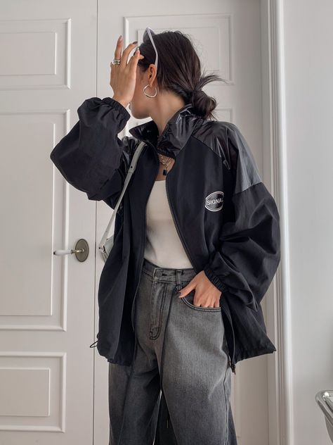 Outfit Ideas With Black Jacket, How To Style A Windbreaker, Windbreaker Jacket Aesthetic, Wind Breaker Outfit Aesthetic, Windbreaker Outfit Aesthetic, Wind Jacket Outfit, Black Windbreaker Outfit, Windbreaker Outfit Ideas, Windbreaker Jacket Outfit