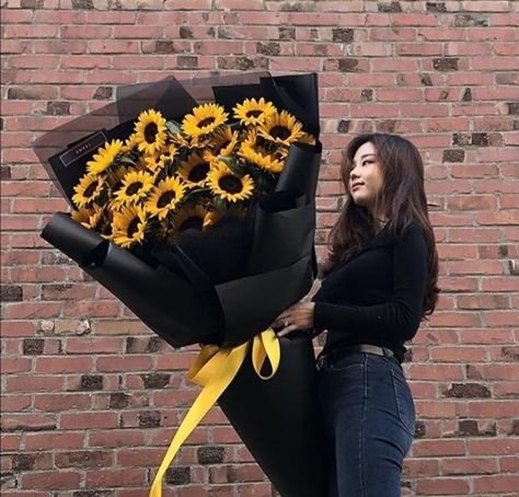 Flowers Bucket, Sunflowers And Daisies, New Flowers, Creative Flower Arrangements, Boquette Flowers, Bouquets Wedding, Flower Bucket, Sunflower Bouquets, Flowers Bouquet Gift