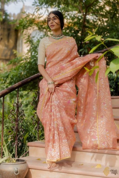 Blouse Designs For Jamdani Sarees, Designer Cotton Sarees, Pink Jamdani Saree Look, Light Colour Saree, Jamdani Saree Look, Bangladesh Outfit, Diy Lehenga, Pink Cotton Saree, Jamdani Dress