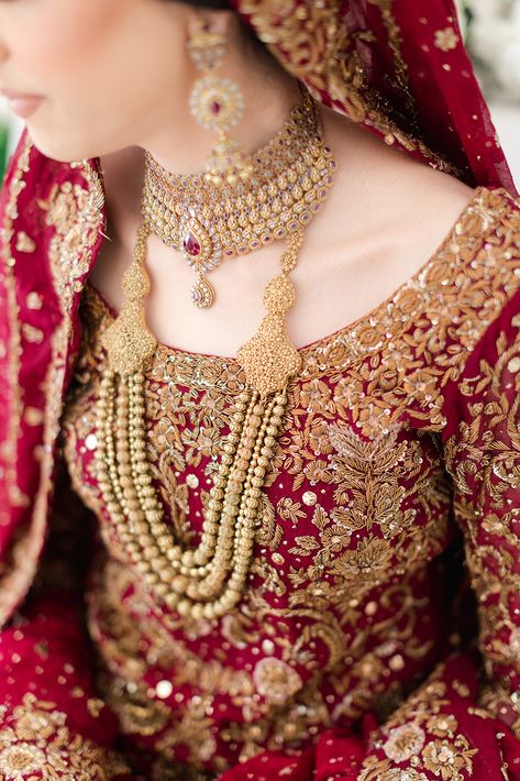 Baraat Jewelry, Bridal Photography Poses Couple, Gold Bridal Jewelry, Asian Wedding Photography, Bridal Jewelry Sets Brides, Red Bridal Dress, Pakistani Bridal Jewelry, Bridal Makeup Images, Bridal Photography Poses