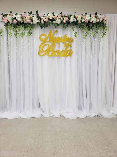 Backdrop Engagement Simple Elegant, Wedding Stage Backdrop Simple, Dekor Lamaran Simple Elegant, Simple Backdrop Ideas, Backdrop Lamaran Simple, Dekor Pelaminan Simple, Engagement Backdrops, Humor Otaku, Backdrops Ideas