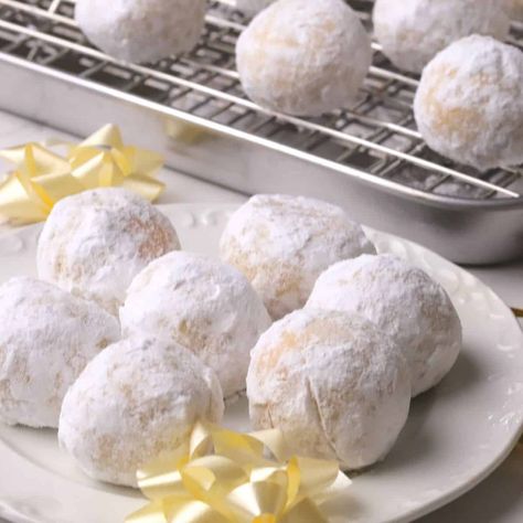 These Low Carb Gluten Free Snowball Cookies are a classic holiday treat made with just 5 simple ingredients! Perfectly buttery and sweet. Gluten Free Snowball Cookies, Bacon Wrapped Brussel Sprouts, Sausage Puffs, Low Carb Holiday Recipes, Oatmeal Flour, Healthy Holiday Treats, Snowball Cookie Recipe, Low Carb Holiday, Almond Flour Cookies