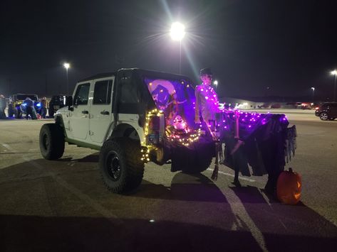 Jeep Wrangler Truck Or Treat Ideas, Jeep Wrangler Trunk Or Treat, Jeep Truck Or Treat, Jeep Trunk Or Treat, Trunk Or Treat Ideas For Jeep Wrangler, Jeep Trunk Or Treats, Jeep Trunk, Halloween Jeep, Jeep Decor