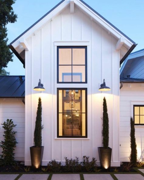 Vertical Siding: The Newest Exterior Trend Vertical Siding Exterior, Black Home Design, Paint Siding, Vinyl Siding Ideas, Barn Tiny House, Vertical Vinyl Siding, Board And Batten Exterior, White Modern Farmhouse, Black Window Frames