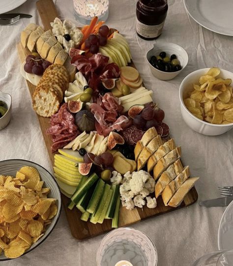 Food Board Aesthetic, Aesthetic Cheese Board, Cheese Platter Aesthetic, Chacutare Board, Cheese Board Aesthetic, Charcuterie Inspiration, Cheese Party, Snack Board, Cheese Plate