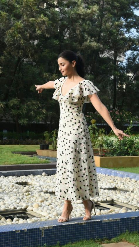 Alia Bhatt Cute Pics, Aliya Bhatt Dresses, Alia Bhatt Indian Wear, Alia Bhatt Dresses, Alia Bhatt Outfits, Casual Indian Outfits, Indian Fancy Dress, Dresses Western, Bollywood Outfits