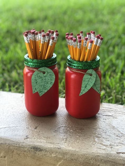 Pencil Mason Jar, Apple Mason Jar, Mason Jar Teacher Gifts, Teacher Crafts, Appreciation Gifts Diy, Jar Crafts Diy, Teacher Appreciation Gifts Diy, Mason Jar Projects, Teacher Craft