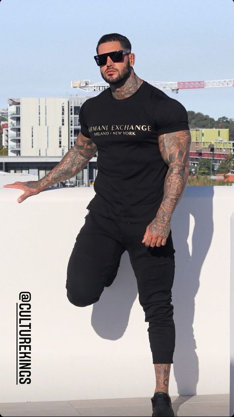 Muscular Men Fashion, Tatted Men, Mens Casual Suits, Gym Outfit Men, Mens Casual Outfits Summer, Body Building Men, Inked Men, Dapper Men, Celebrity Tattoos