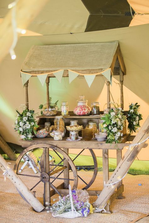 Sweet Stand Wedding, Sweet Trolley Ideas, Sweet Station Wedding, Sweet Cart Diy, Wedding Sweet Cart Ideas, Sweet Cart Wedding, Diy Sweet Cart Wedding, Candy Cart Wedding, Wedding Sweet Table Ideas