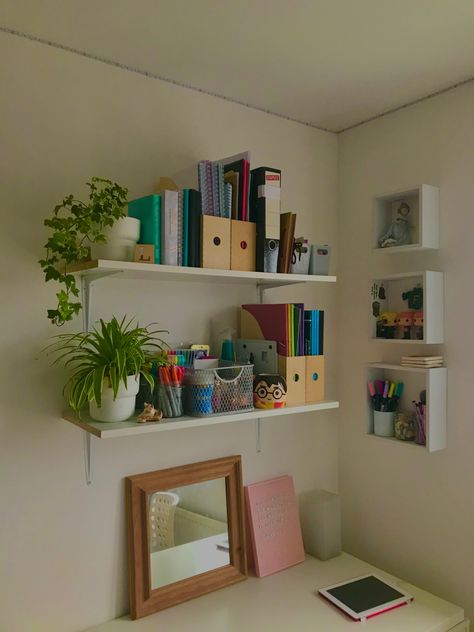 Books On A Desk Aesthetic, Desk Shelves Aesthetic, Bedroom Decor Simple Minimalism, Room Shelves Aesthetic, Books On Shelves Aesthetic, Desk With Shelves Aesthetic, Office Wall Shelf Ideas Desk Space, Aesthetic Desk With Shelves, Books Shelves Aesthetic