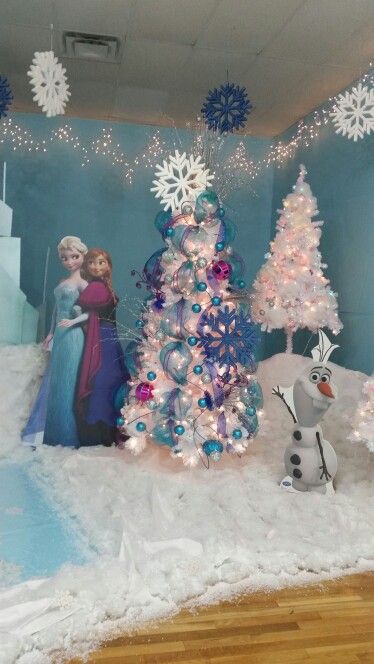 Frozen Backdrop Ideas Decoration, Frozen Theme Office Decor, Frozen House Decorations, Frozen Tree Christmas, Disney Frozen Christmas Decorations, Frozen Theme Christmas Tree, Frozen Office Decorations, Frozen Christmas Tree Ideas, Frozen Theme Christmas