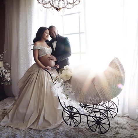 Maternity Photography Flowers, Flower Maternity Shoot, Maternity Shoot Black Women, Black Motherhood, Preggo Fashion, Photography Flowers, Twin Pregnancy, Twin Mom, Family Is Everything