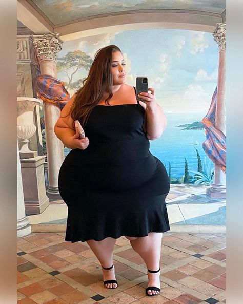 BoBerry on Instagram: “Last weekend was so much fun!!! Not only did I go to the Opera, but I also ate at one of the top ranked restaurants in the US - @benu_sf.…” Thick Women Outfits, Chubby Girl Fashion, Pear Shaped Women, Plus Size Posing, Barbie Ferreira, Cow Pictures, Ferrari F12, Chubby Fashion, Christmas Clothes