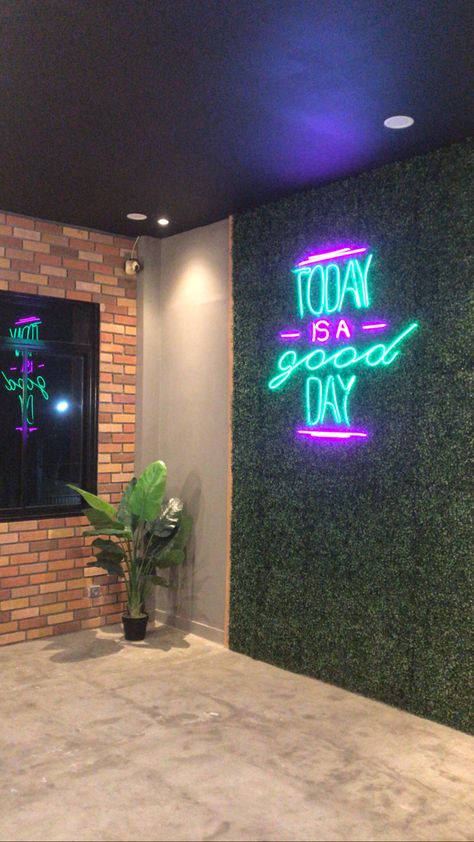 Grass Wall With Led Sign, Grass Wall Basement, Selfie Wall Ideas For Cafe, Grass Wall Restaurant, Turf Wall With Neon Sign, Hedge Wall With Neon Sign, Instagramable Walls Restaurant, Restaurant Selfie Wall Ideas, Cafe Selfie Wall