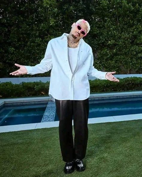 Chris Brown - Breezy | Come take a hug🥰🔐🐰 Chris Brown Dance, Chris Brown Photoshoot, Johnny Edlind, Chris Brown Outfits, Chris Brown Style, Chris Brown X, Brown Outfits, Breezy Outfit, Met Gala Dresses