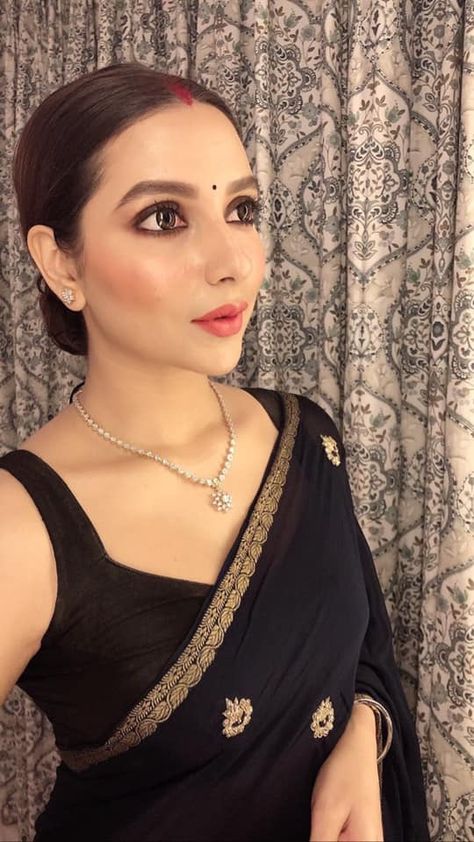 Jewellery For Black Saree, Jewellery Ideas For Saree, Cotton Saree Look Modern, Subhashree Ganguly, Champagne Makeup, Liquid Cat, Natural Dramatic, Eyeshadow Matte, Simple Saree Designs