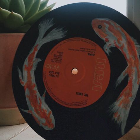 Koi Fish Vinyl, Painted Records Vinyl Trippy, Painted Records Vinyl, Painted Cds, Vinyl Record Art Ideas, Painted Records, Vinyl Paintings, Record Painting, Aesthetic Japanese