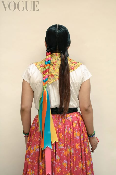 Mexican Braided Hair, Braided Hairstyles Mexican, Mexican Braid Hairstyles, Oaxaca Hairstyles, Traditional Hispanic Hairstyles, Traditional Mexican Hairstyles For Women, Oaxacan Hairstyles, Folklore Hairstyle, Oaxaca Braids