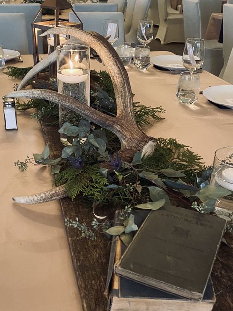 Moose Antler Centerpiece, Deer Skull Wedding Decor, Antler Table Centerpiece, Hunting Centerpiece Ideas, Elk Horn Decor Ideas, Antler Wedding Centerpieces, Western Wedding Arch, Antler Wedding Decor, Hunters Wedding