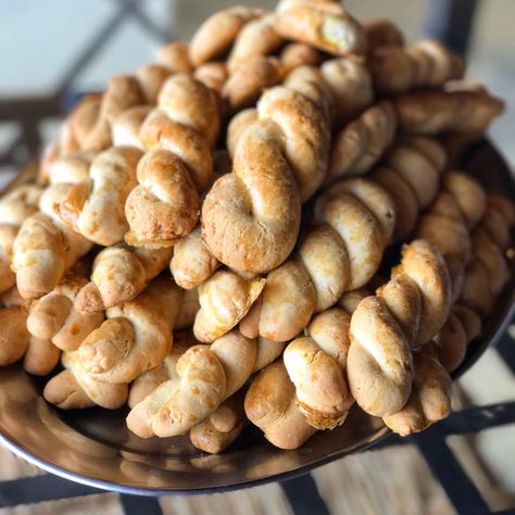 Koulourakia: Greek Butter Cookies - Dimitras Dishes Greek Koulourakia Recipe, Kourabiedes Recipe, Greek Butter Cookies, Koulourakia Recipe, Dimitras Dishes, Greek Recipes Dessert, Greek Pastries, Greek Cookies, Greek Sweets