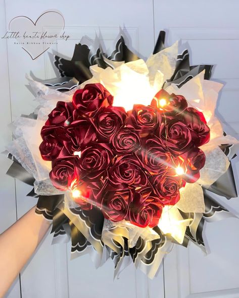 Bouquet With Lights, Heart Bouquet, Rose Ribbon, Surprise Your Girlfriend, Gift Flowers, Satin Ribbon Flowers, Ribbon Bouquet, Ribbon Flowers, Girlfriend Boyfriend