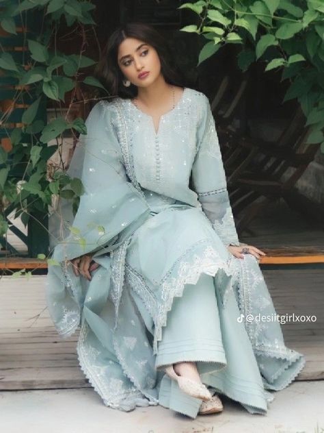 Pakistani Fashion Casual, Desi Fashion Casual, Pakistani Fancy Dresses, Beautiful Pakistani Dresses, Salwar Kamiz, Indian Dresses Traditional, Desi Clothes, Simple Pakistani Dresses, Ethnic Outfits