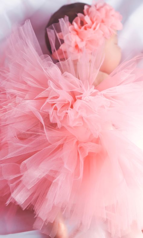 Newborn Tutu Pictures, Newborn Photography Tutu, Cute Baby Boy Images, Newborn Tutu, Baby Milestones Pictures, Bridal Shower Balloons, Pink Newborn, Baby Pictures Newborn, Newborn Photography Poses